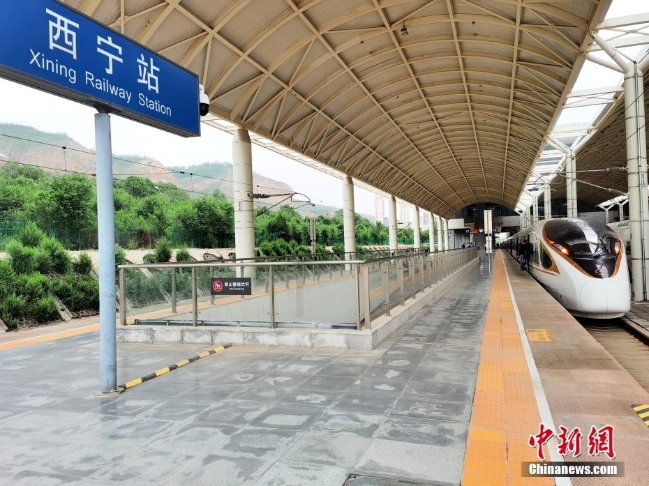 青蔵高原から高速鉄道で北京・上海へ　初の「G列車」が運行開始