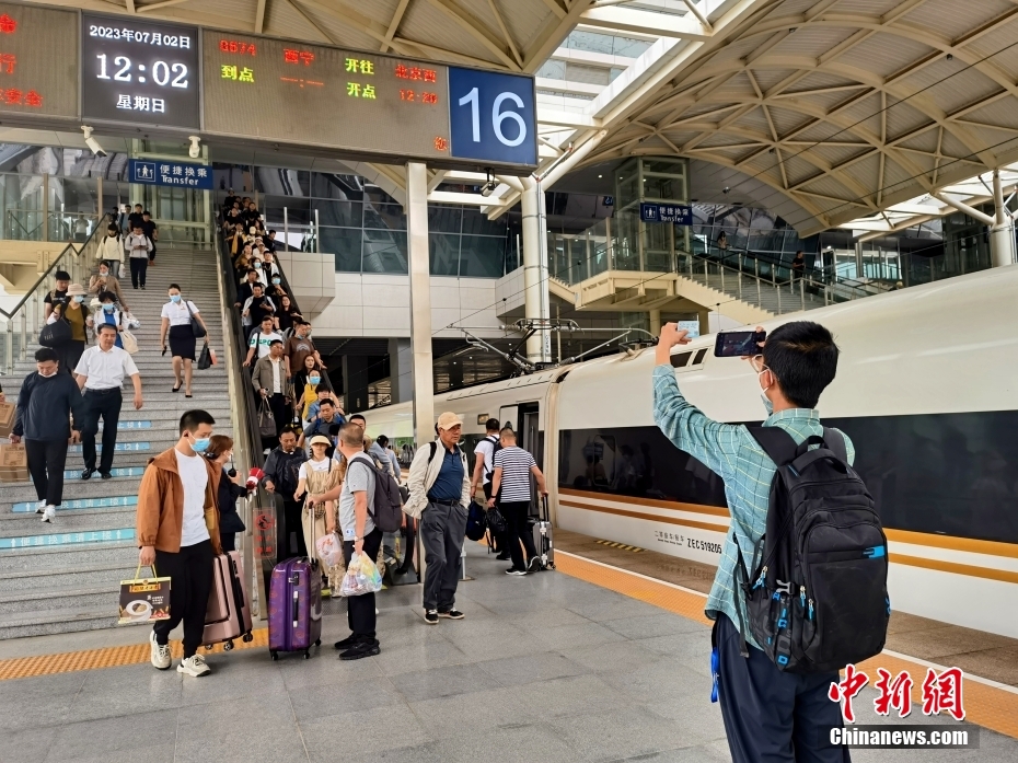 青蔵高原から高速鉄道で北京・上海へ　初の「G列車」が運行開始