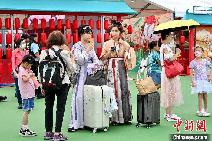 香港特区市民、7月1日の「ビクトリアパーク祖国復帰祝賀会」で祝日気分を満喫