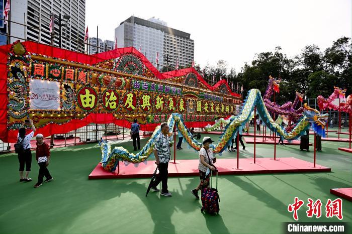 香港特区市民、7月1日の「ビクトリアパーク祖国復帰祝賀会」で祝日気分