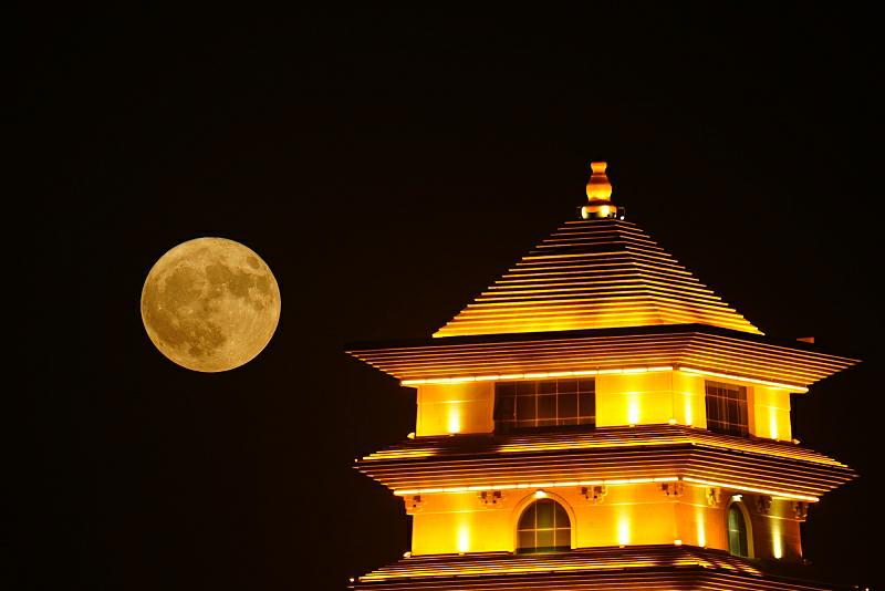 7月3日、新疆維吾爾（ウイグル）自治区音郭楞蒙古（バインゴリン・モンゴル）自治州庫爾勒（コルラ）市の夜空に輝く満月（写真著作権はCFP視覚中国が所有のため転載禁止）。