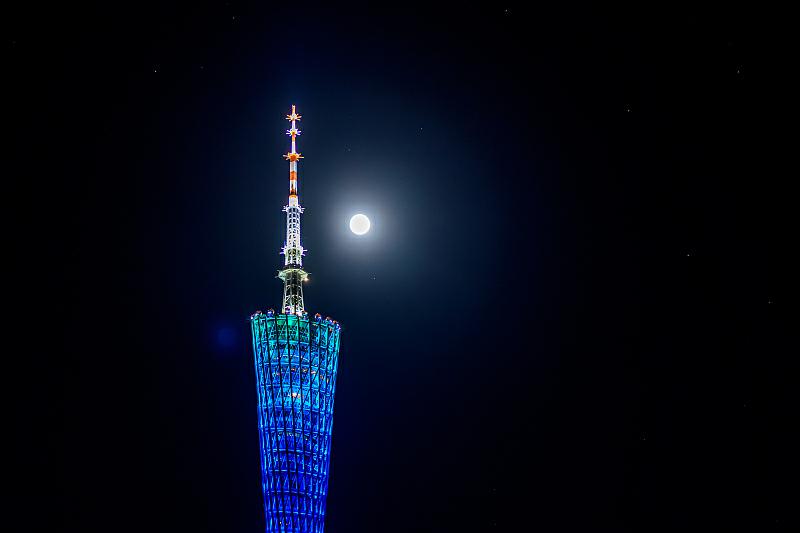 夜空に輝く「超低空」の満月　17年ぶりの低い高度