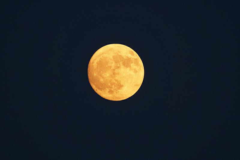 夜空に輝く「超低空」の満月　17年ぶりの低い高度