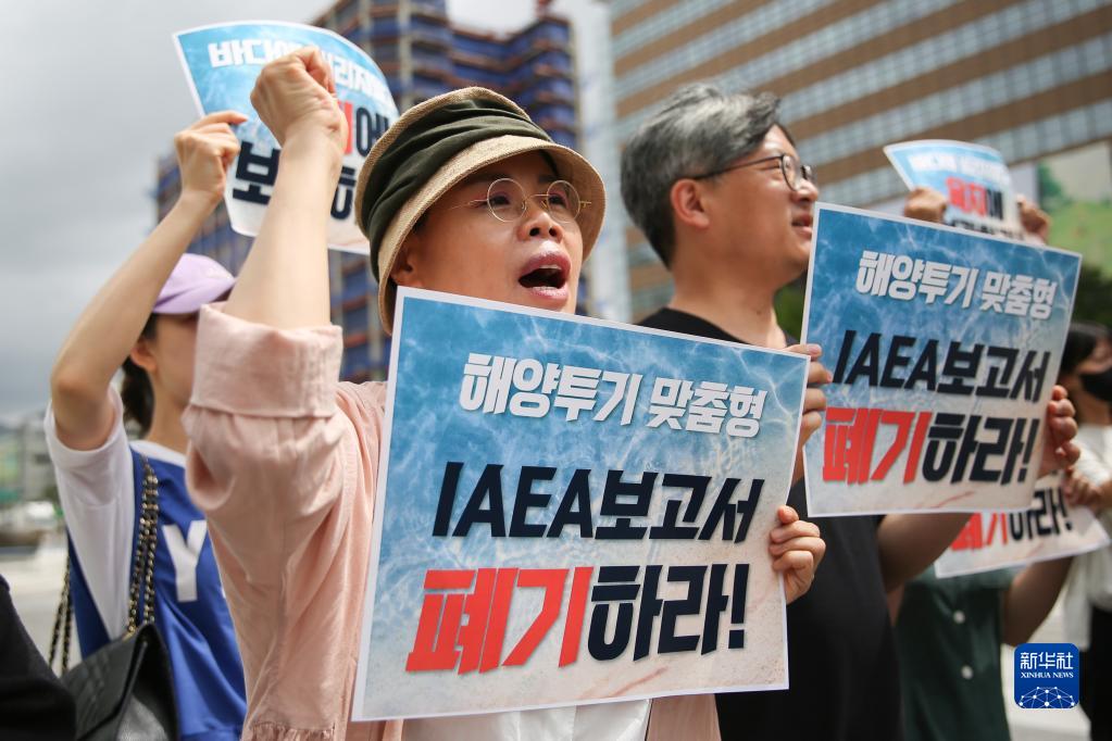 韓国ソウルの記者会見の会場でプラカードを掲げる市民団体のメンバー（7月5日撮影・王益亮）。
