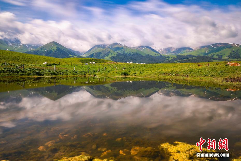 那拉提草原に広がる鏡のような湖　新疆