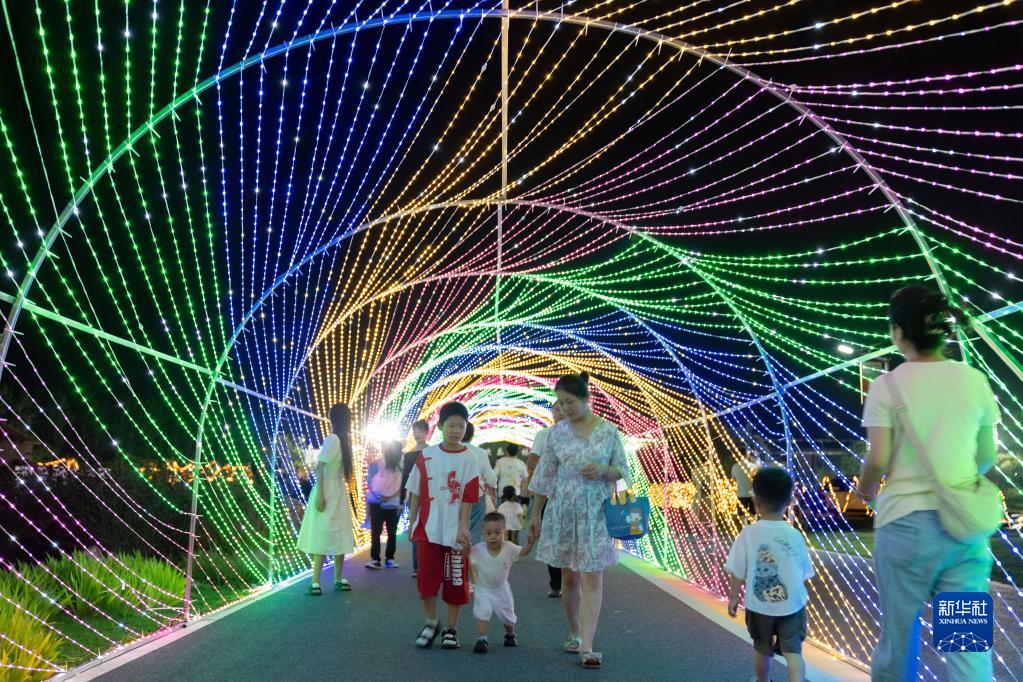 夏の農村観光の新たな注目スポットはライトアップショー　安徽省肥東