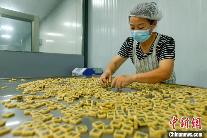 めでたい文字がデザインされた伝統菓子「嵌字豆糖」　安徽省黄山