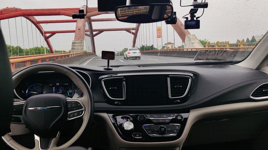 金橋スマートコネクテッドカーテストモデルエリアの道路を走行する自動運転スマートコネクテッドカー。撮影・周蕊