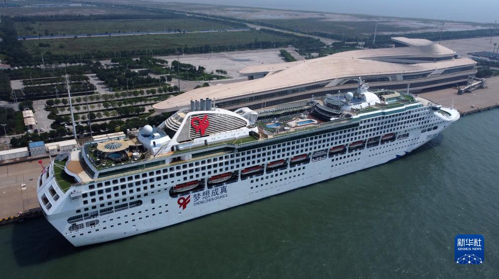 天津国際クルーズ母港に入港した天津東方国際クルーズ有限公司の所有するクルーズ船「夢想（ドリーム）」号（7月11日ドローンによる撮影・趙子碩）。