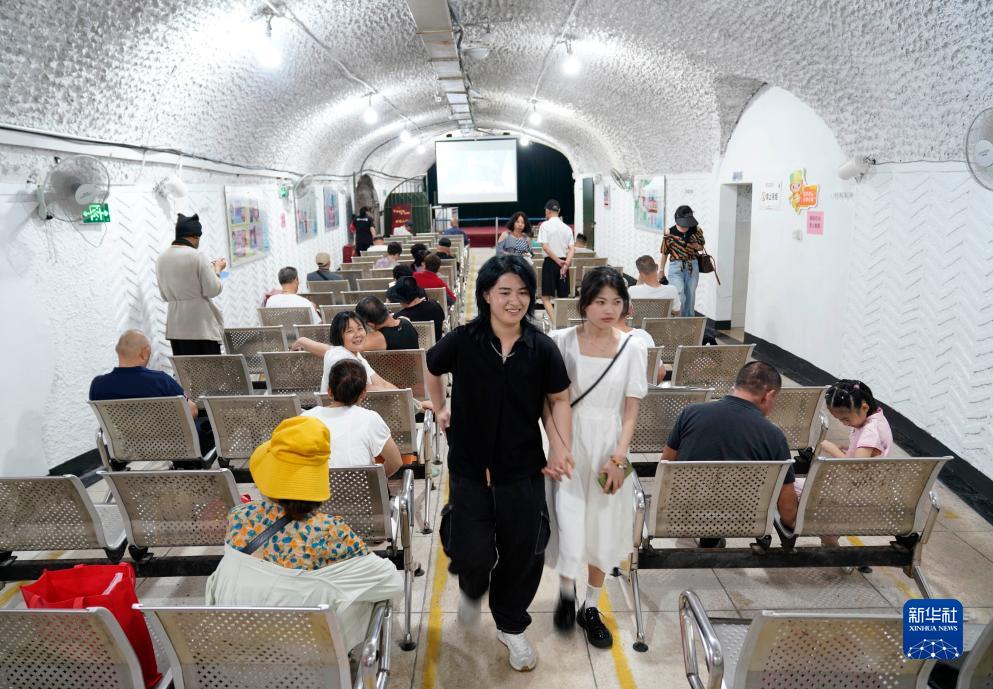 防空壕で暑さをしのぐ杭州市の人々　浙江省