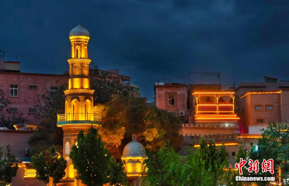 夕闇が訪れ、一層美しさ増す新疆の喀什古城