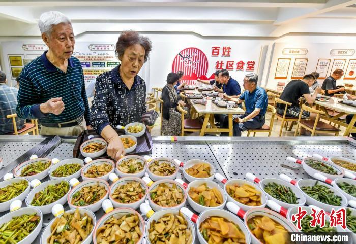 高齢者がリーズナブルに食事ができる烏魯木斉の食堂　90歳以上は無料
