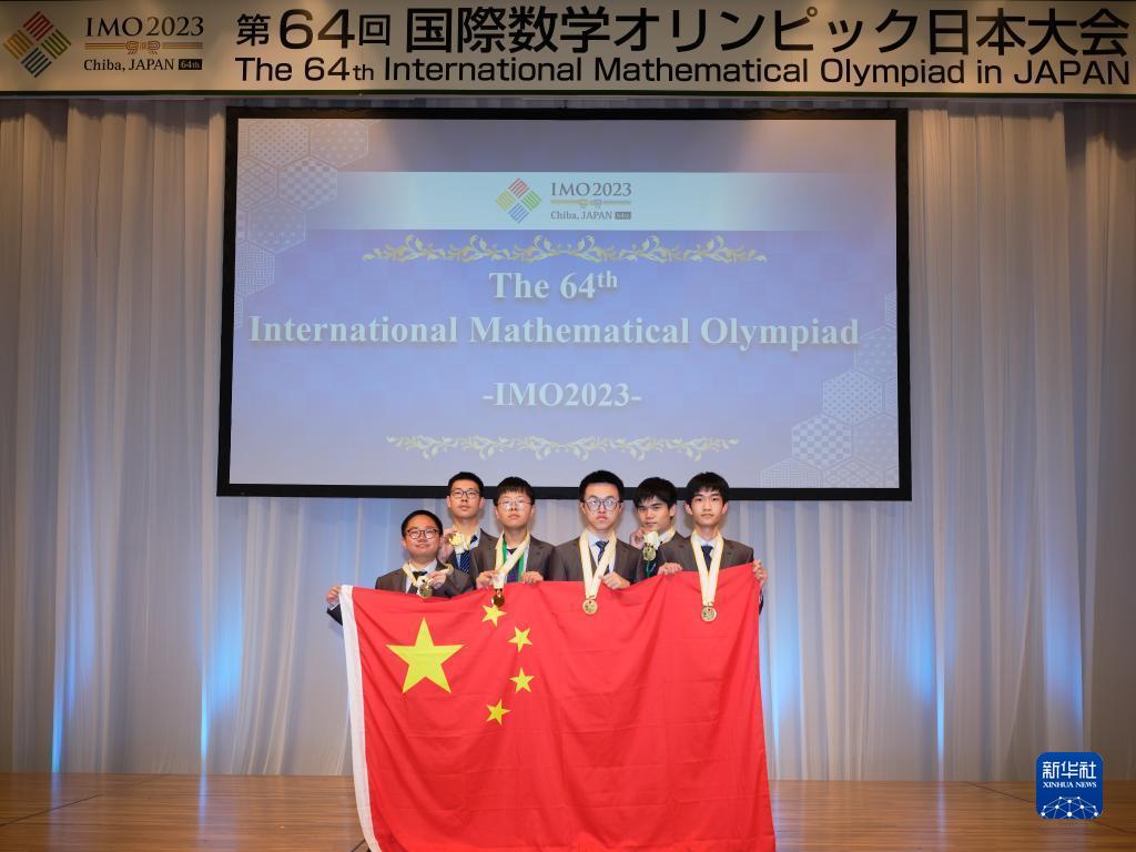 表彰式の後、記念写真を撮影する金メダルを獲得した中国人選手6人（7月12日撮影・張笑宇）。