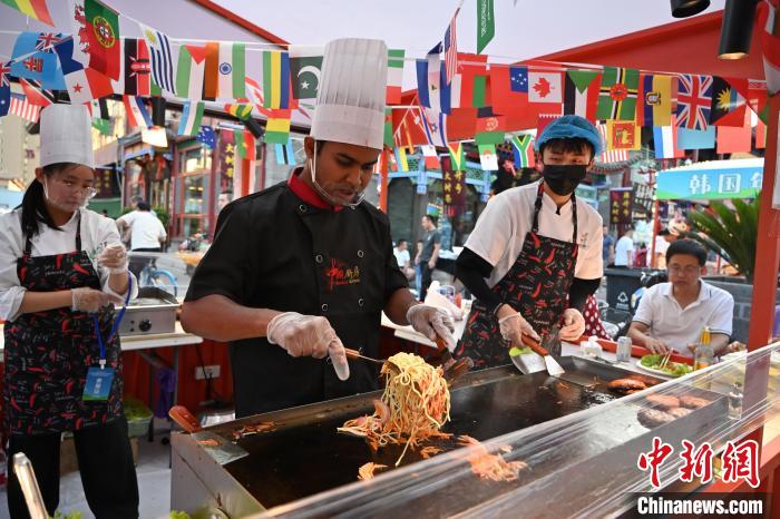 「中国・ロシア・モンゴル国際グルメフェス」で多国籍料理を堪能　内蒙古