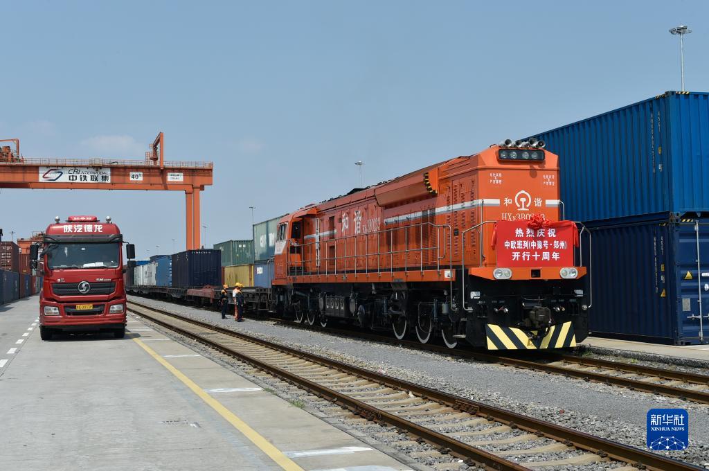 国際定期貨物列車「中欧班列」の「中豫号X8003号」が、中国鉄路鄭州局集団有限公司の圃田鉄道駅に停車している様子（7月18日撮影・魯鵬）。