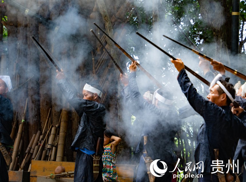 「中国最後の鉄砲の使い手の集落」岜沙苗寨　貴州省
