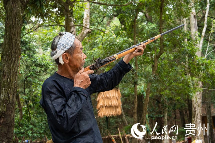 「中国最後の鉄砲の使い手の集落」岜沙苗寨　貴州省