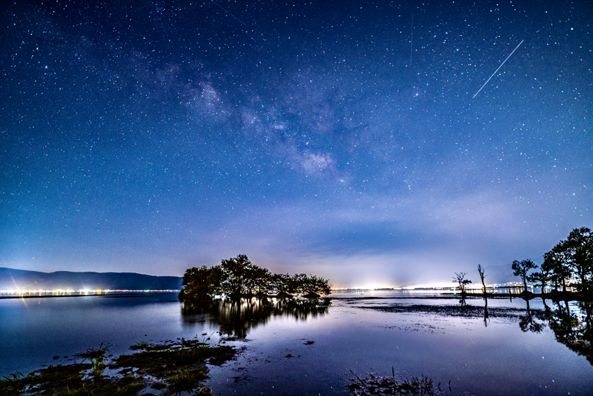 洱海に煌めく美しい星空　雲南省