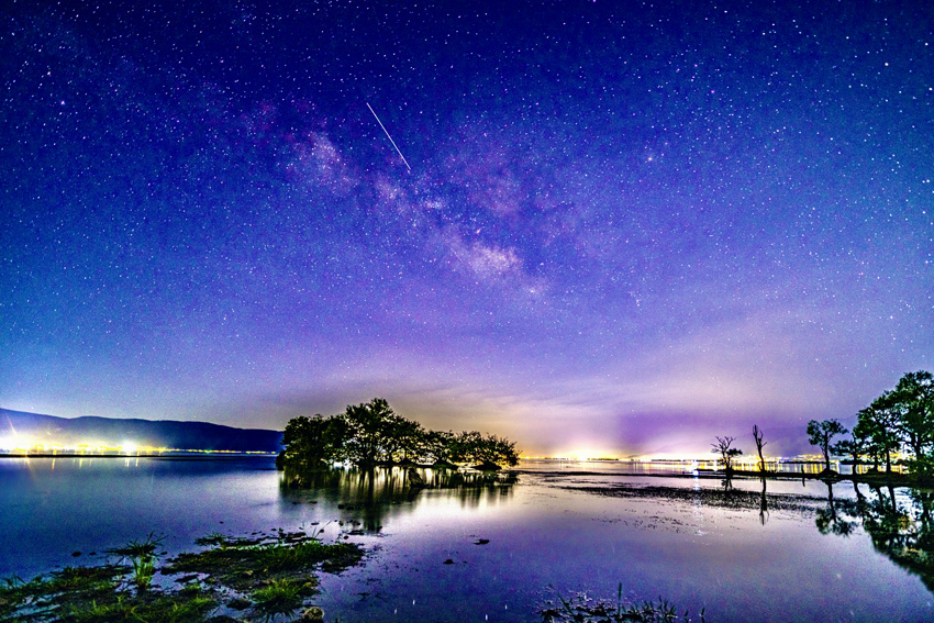 洱海に煌めく美しい星空　雲南省