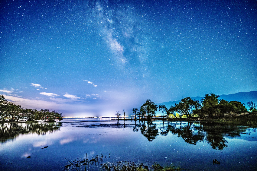 洱海に煌めく美しい星空　雲南省