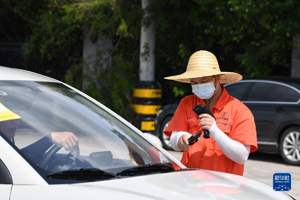 列車に「乗った」乗用車　広西