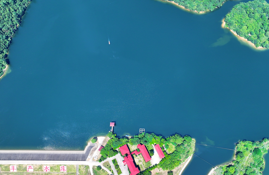 真夏の日差しに輝く湖水と緑の小島　江西省宜豊