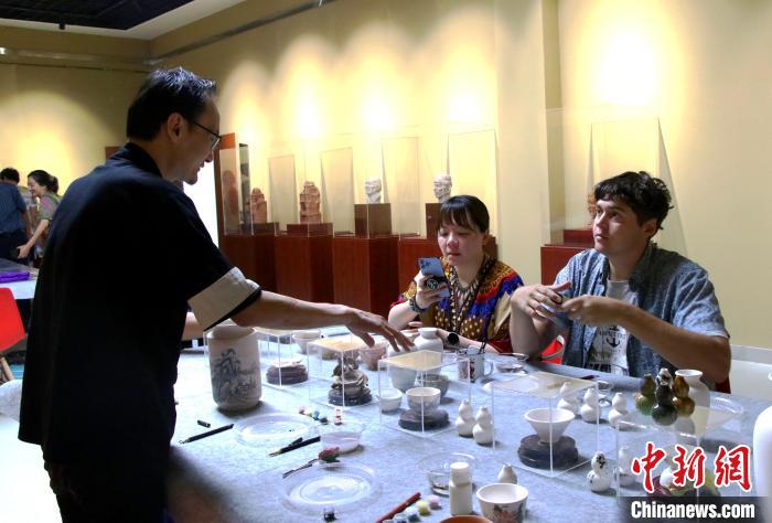 外国人ネットインフルーエンサーが中国伝統文化を体験　新疆カラマイ