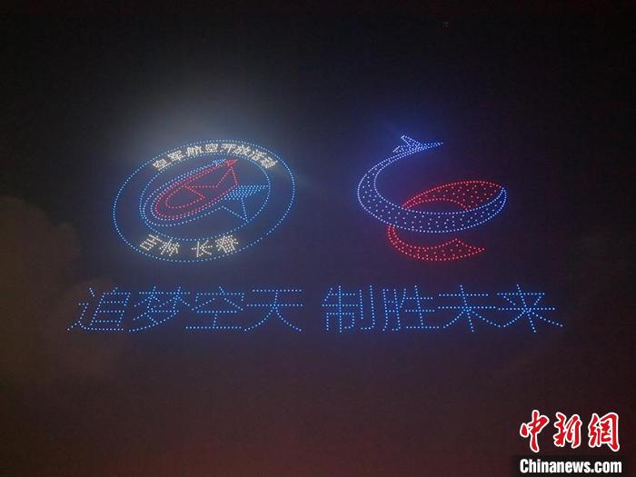 夜空をカラフルに彩る2023台のドローン　吉林省長春