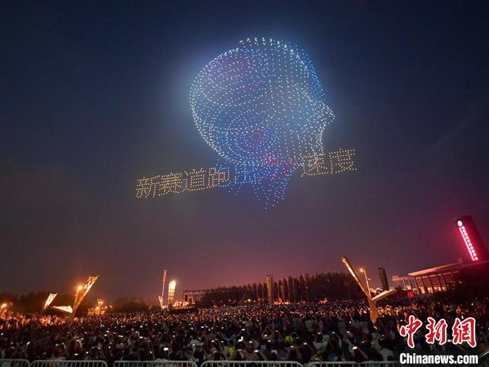夜空をカラフルに彩る2023台のドローン　吉林省長春