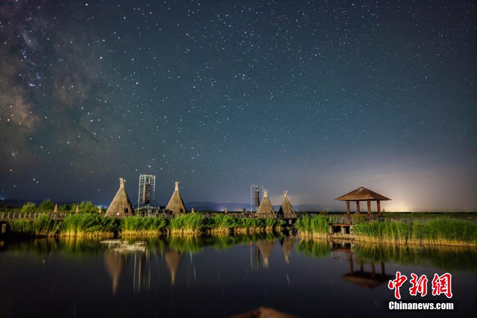 星が煌めく夜の那拉提国家湿地公園　新疆