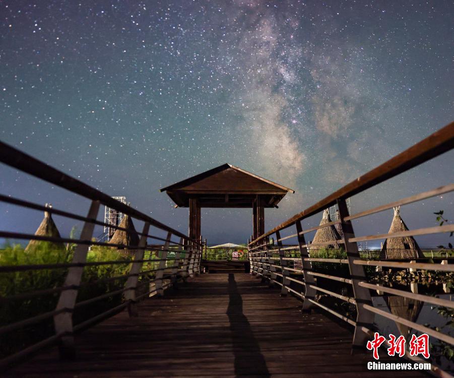 星が煌めく夜の那拉提国家湿地公園　新疆