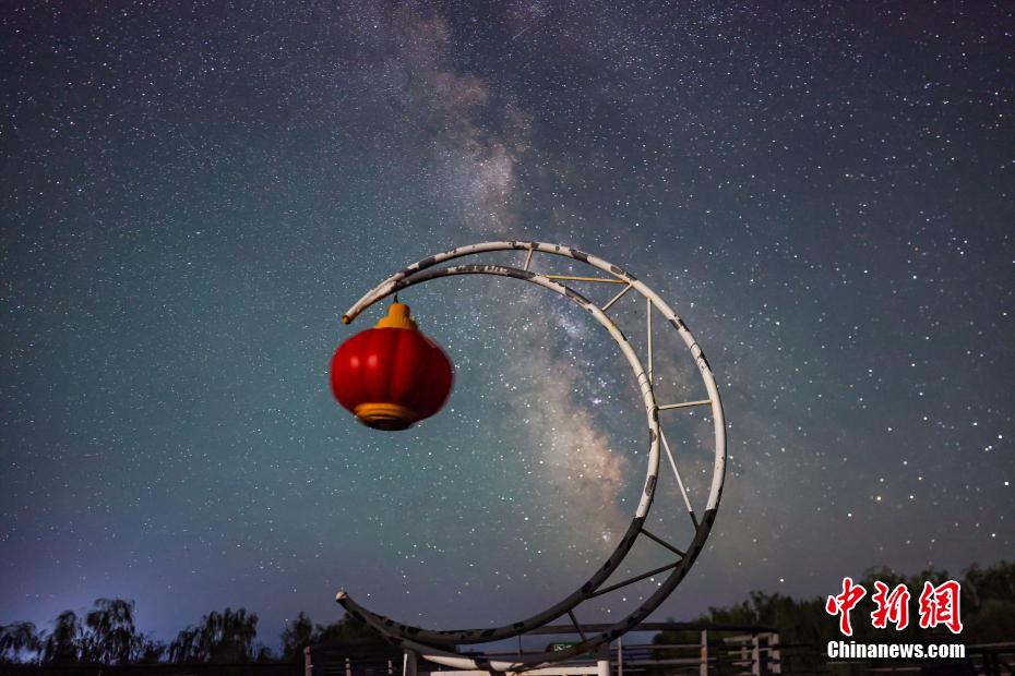 星が煌めく夜の那拉提国家湿地公園　新疆