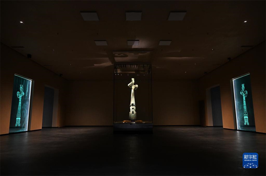 三星堆博物館・新館に展示されている青銅大立人像（7月26日に撮影）。