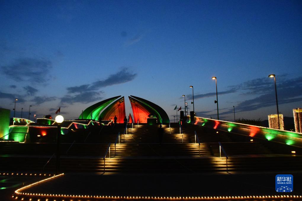 7月29日、パキスタンの首都イスラマバードで、ライトアップされたパキスタン記念碑