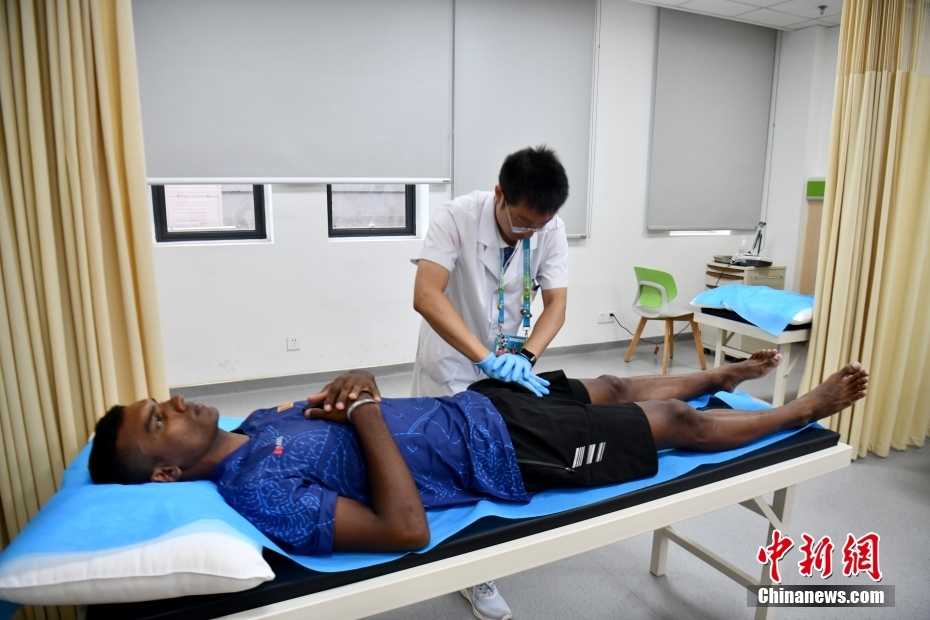 中国医学の治療を受ける外国人選手　成都ユニバ