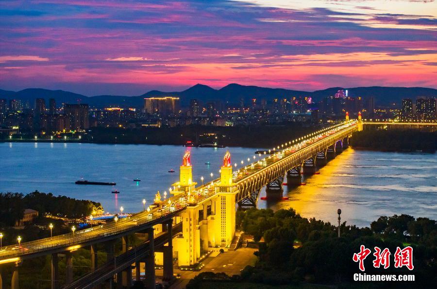 南京長江大橋の夜景（7月30日撮影・泱波）