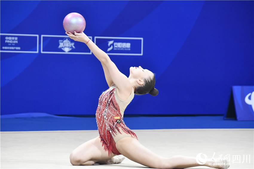 新体操個人種目ボールの決勝戦に出場した中国選手。（撮影・王洪江）