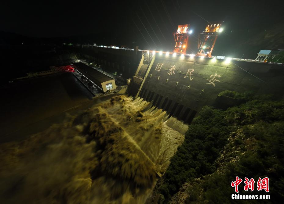 三門峡ダムで洪水に備え放流・土砂除去を実施　河南省