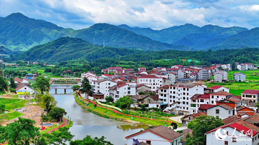 川岸に広がるのどかな田園風景　江西省宜黄県