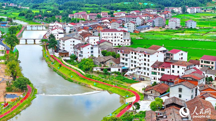 川岸に広がるのどかな田園風景　江西省宜黄県