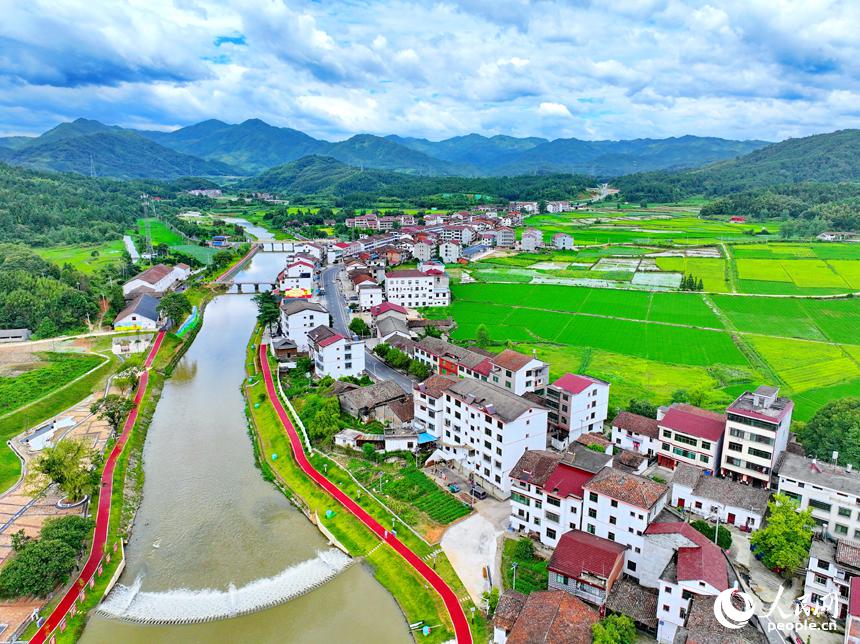 川岸に広がるのどかな田園風景　江西省宜黄県