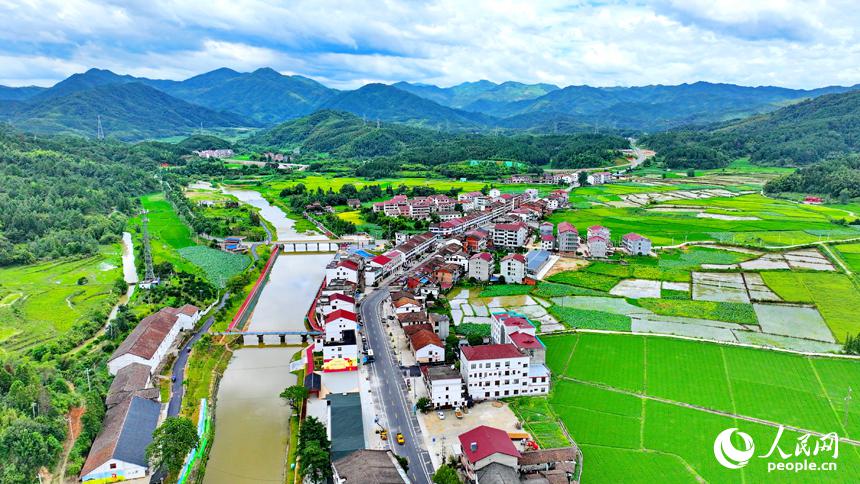 川岸に広がるのどかな田園風景　江西省宜黄県