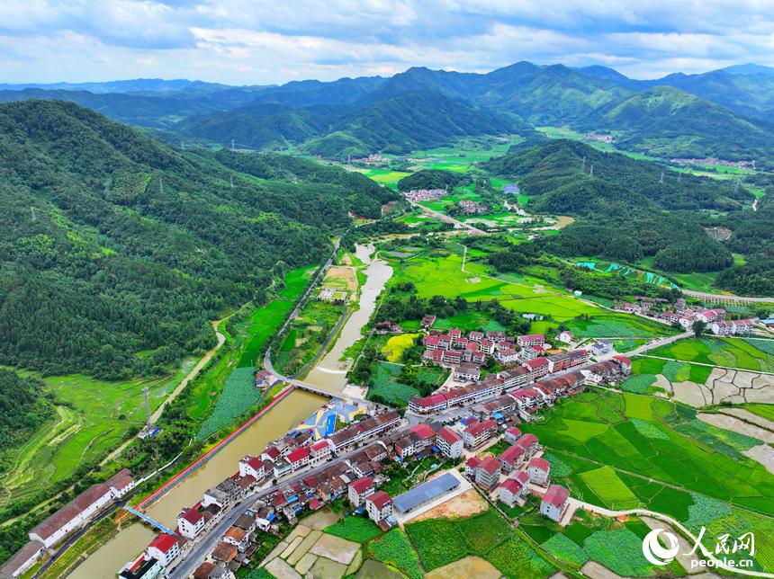川岸に広がるのどかな田園風景　江西省宜黄県