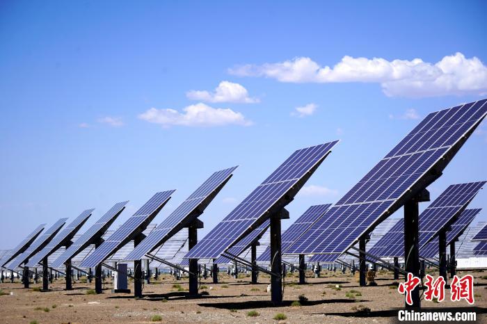哈密石城子太陽光発電産業パークの弗光太陽光発電所（撮影・強継強）。