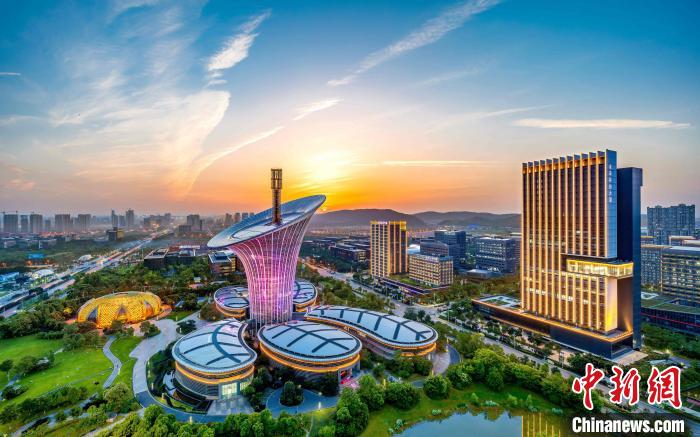 中国光谷のランドマークタワー「馬蹄蓮」（オランダカイウ）ビル（資料画像）。画像提供は武漢東湖新技術開発区