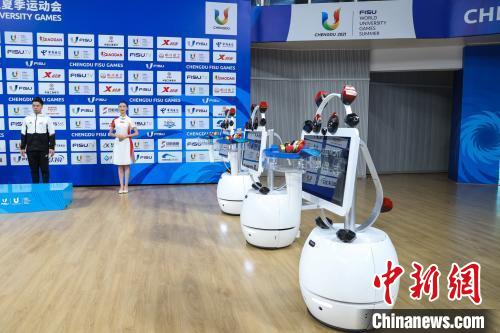 7月29日、四川省成都市で行われている第31回FISU夏季ワールドユニバーシティゲームズ（成都ユニバ）の武術種目・男子長拳の授賞式に登場した大会公式マスコット「蓉宝」の表彰式ロボット。（撮影・瞿宏倫）