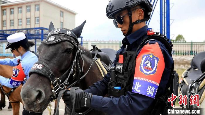 騎馬警官による威風堂々のパレード　青海省海北