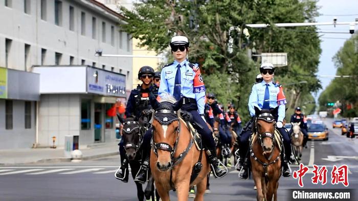 騎馬警官による威風堂々のパレード　青海省海北