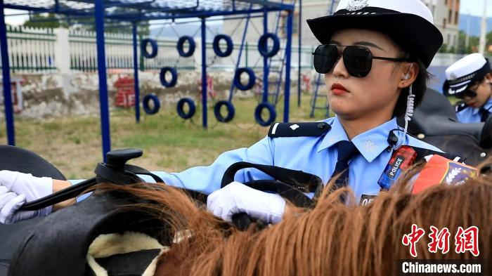 騎馬警官による威風堂々のパレード　青海省海北