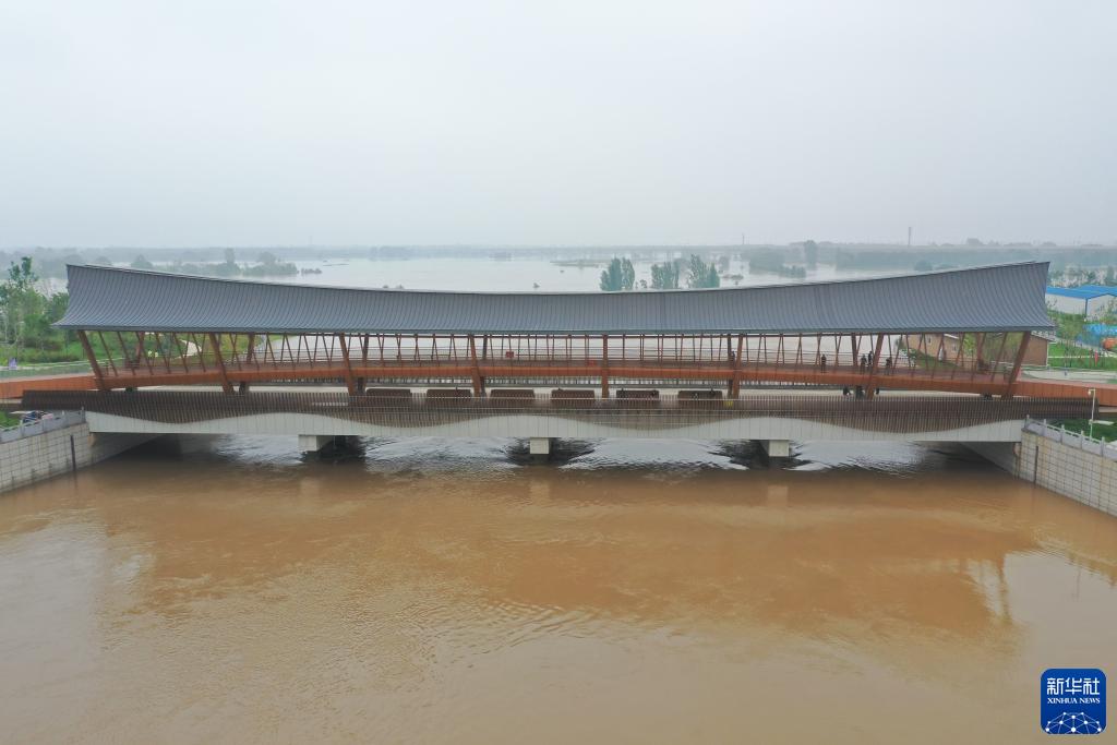 大雨による増水に対応する雄安新区新盖房水利センター　河北省
